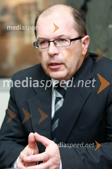 Dr. Dušan Mežnar, direktor Tovarne vozil Maribor d.o.o.Podpis pogodbe o dobavi avtobusov v Savdsko Arabijo