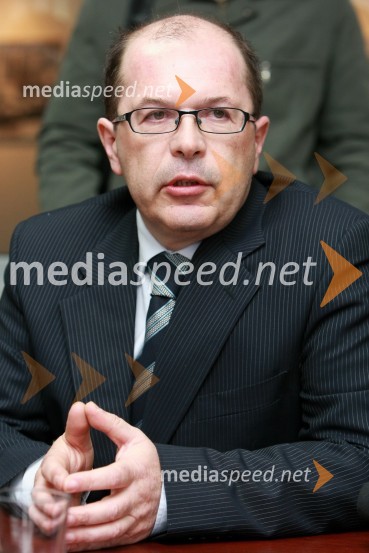 Dr. Dušan Mežnar, direktor Tovarne vozil Maribor d.o.o.Podpis pogodbe o dobavi avtobusov v Savdsko Arabijo