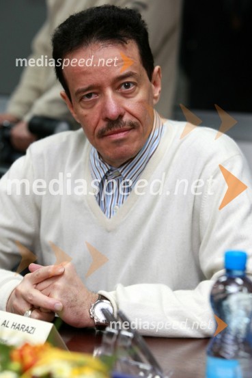 Fared J. Al Harazi, direktor korporacije Al AmadPodpis pogodbe o dobavi avtobusov v Savdsko Arabijo