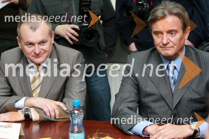 Franc Kangler, župan Maribora, in Zdenko Pavček, predsednik upravnega odbora Skupine Viator&VektorPodpis pogodbe o dobavi avtobusov v Savdsko Arabijo