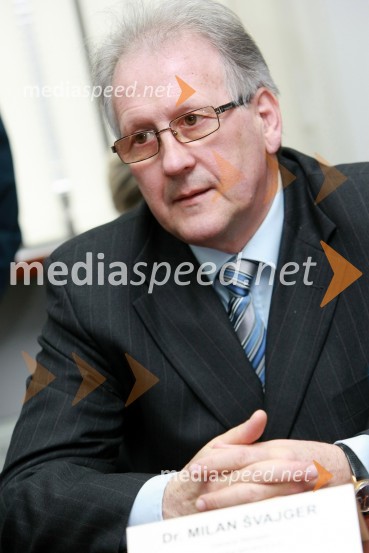 Dr. Milan Švajger, direktor podjetja Sistemska tehnika d.o.o.Podpis pogodbe o dobavi avtobusov v Savdsko Arabijo