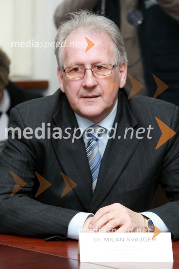 Dr. Milan Švajger, direktor podjetja Sistemska tehnika d.o.o.Podpis pogodbe o dobavi avtobusov v Savdsko Arabijo