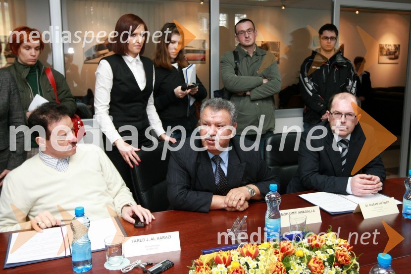 Fared J. Al Harazi, direktor korporacije Al Amad, Mohamed Awadalla, direktor Baracatco d.o.o. in dr. Dušan Mežnar, direktor Tovarne vozil Maribor d.o.o.Podpis pogodbe o dobavi avtobusov v Savdsko Arabijo