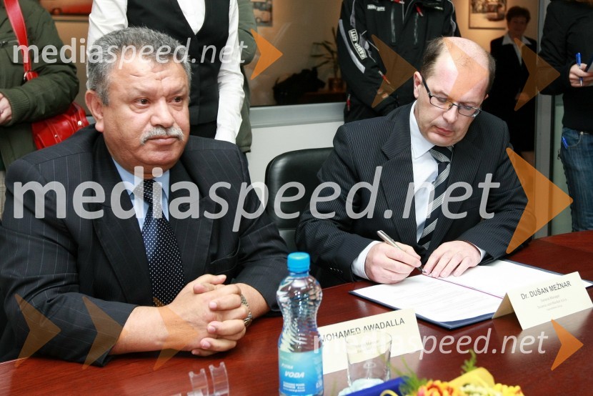 Mohamed Awadalla, direktor Baracatco d.o.o. in dr. Dušan Mežnar, direktor Tovarne vozil Maribor d.o.o.Podpis pogodbe o dobavi avtobusov v Savdsko Arabijo