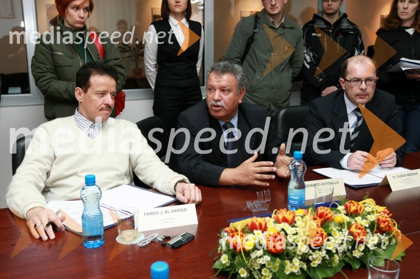 Fared J. Al Harazi, direktor korporacije Al Amad, Mohamed Awadalla, direktor Baracatco d.o.o. in dr. Dušan Mežnar, direktor Tovarne vozil Maribor d.o.o.Podpis pogodbe o dobavi avtobusov v Savdsko Arabijo