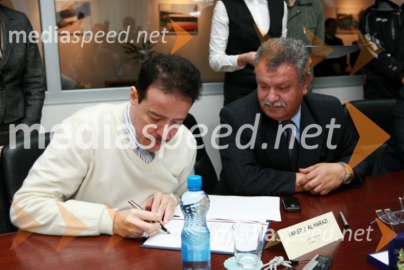 Fared J. Al Harazi, direktor korporacije Al Amad in Mohamed Awadalla, direktor Baracatco d.o.o.Podpis pogodbe o dobavi avtobusov v Savdsko Arabijo