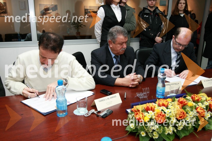 Fared J. Al Harazi, direktor korporacije Al Amad, Mohamed Awadalla, direktor Baracatco d.o.o. in dr. Dušan Mežnar, direktor Tovarne vozil Maribor d.o.o.Podpis pogodbe o dobavi avtobusov v Savdsko Arabijo