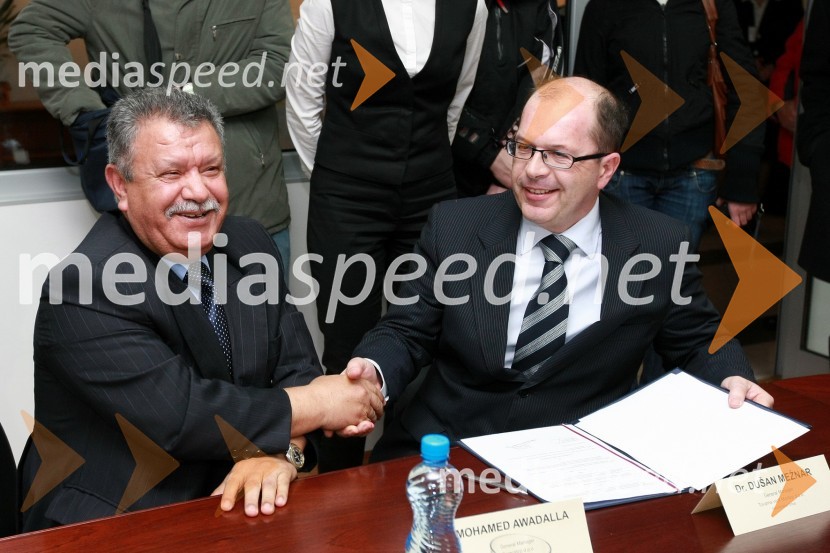 Mohamed Awadalla, direktor Baracatco d.o.o. in dr. Dušan Mežnar, direktor Tovarne vozil Maribor d.o.o.Podpis pogodbe o dobavi avtobusov v Savdsko Arabijo