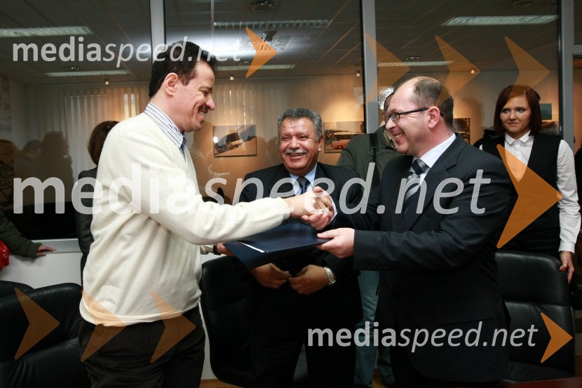 Fared J. Al Harazi, direktor korporacije Al Amad, Mohamed Awadalla, direktor Baracatco d.o.o. in dr. Dušan Mežnar, direktor Tovarne vozil Maribor d.o.o.Podpis pogodbe o dobavi avtobusov v Savdsko Arabijo