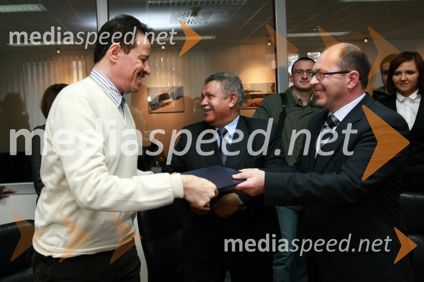 Fared J. Al Harazi, direktor korporacije Al Amad, Mohamed Awadalla, direktor Baracatco d.o.o. in dr. Dušan Mežnar, direktor Tovarne vozil Maribor d.o.o.Podpis pogodbe o dobavi avtobusov v Savdsko Arabijo