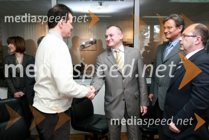 Fared J. Al Harazi, direktor korporacije Al Amad, Franc Kangler, župan Maribora, Zdenko Pavček, predsednik upravnega odbora Skupine Viator&Vektor in dr. Dušan Mežnar, direktor Tovarne vozil Maribor d.o.o.Podpis pogodbe o dobavi avtobusov v Savdsko Arabijo