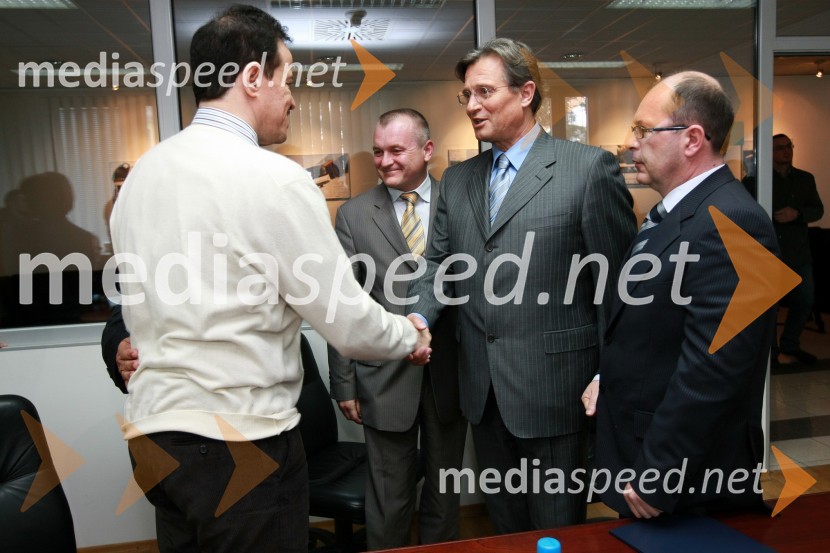 Fared J. Al Harazi, direktor korporacije Al Amad, Franc Kangler, župan Maribora, Zdenko Pavček, predsednik upravnega odbora Skupine Viator&Vektor in dr. Dušan Mežnar, direktor Tovarne vozil Maribor d.o.o.Podpis pogodbe o dobavi avtobusov v Savdsko Arabijo