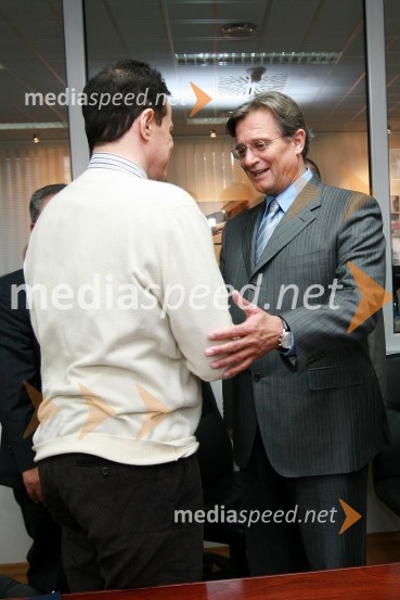 Fared J. Al Harazi, direktor korporacije Al Amad in Zdenko Pavček, predsednik upravnega odbora Skupine Viator&VektorPodpis pogodbe o dobavi avtobusov v Savdsko Arabijo