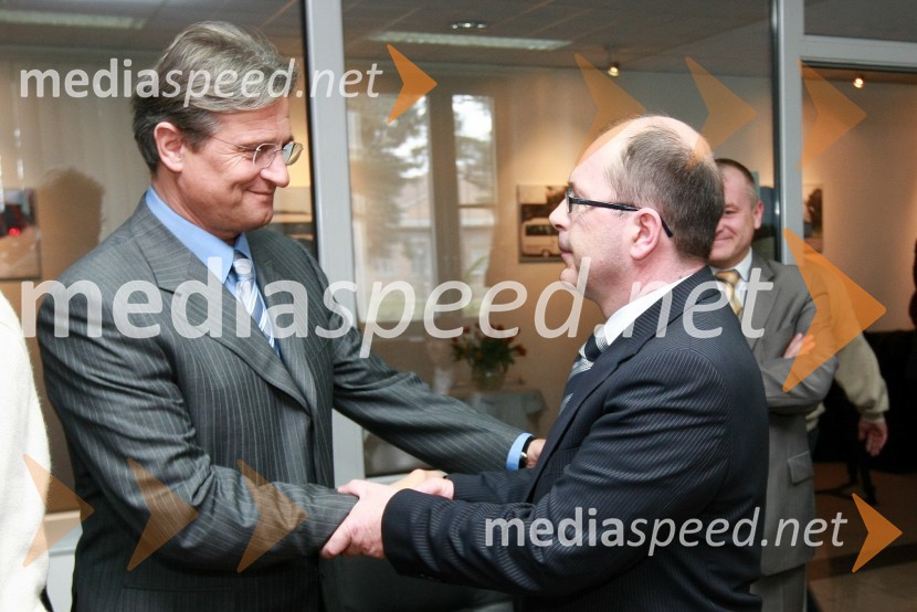 Zdenko Pavček, predsednik upravnega odbora Skupine Viator&Vektor in dr. Dušan Mežnar, direktor Tovarne vozil Maribor d.o.o.Podpis pogodbe o dobavi avtobusov v Savdsko Arabijo