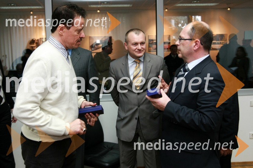 Fared J. Al Harazi, direktor korporacije Al Amad, Franc Kangler, župan Maribora in dr. Dušan Mežnar, direktor Tovarne vozil Maribor d.o.o.   
 
Podpis pogodbe o dobavi avtobusov v Savdsko Arabijo