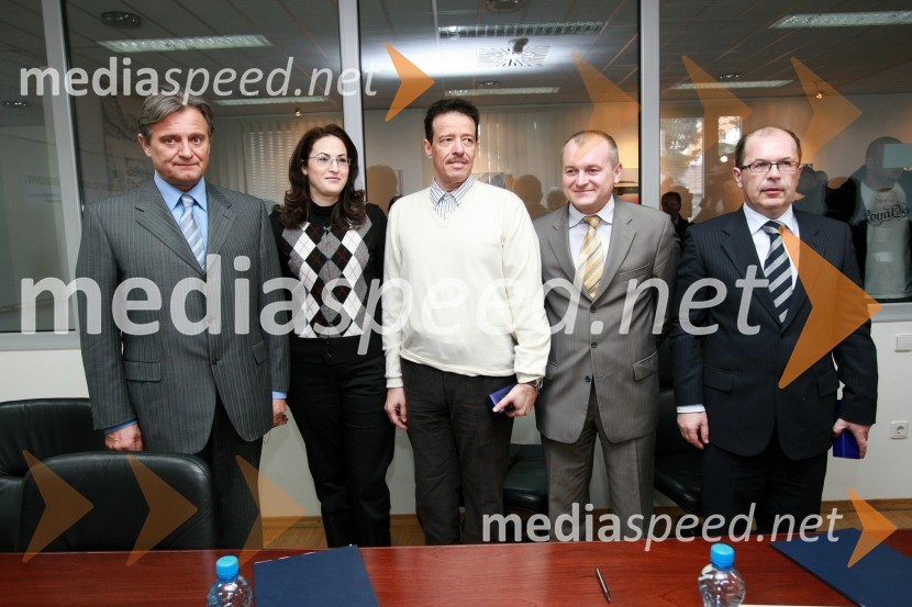 Zdenko Pavček, predsednik upravnega odbora Skupine Viator&Vektor, ..., Fared J. Al Harazi, direktor korporacije Al Amad, Franc Kangler, župan Maribora in dr. Dušan Mežnar, direktor Tovarne vozil Maribor d.o.o.
 
Podpis pogodbe o dobavi avtobusov v Savdsko Arabijo