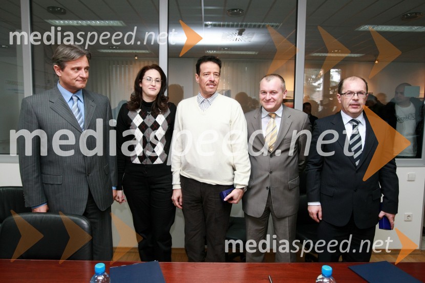 Zdenko Pavček, predsednik upravnega odbora Skupine Viator&Vektor, ..., Fared J. Al Harazi, direktor korporacije Al Amad, Franc Kangler, župan Maribora in dr. Dušan Mežnar, direktor Tovarne vozil Maribor d.o.o.
 
Podpis pogodbe o dobavi avtobusov v Savdsko Arabijo