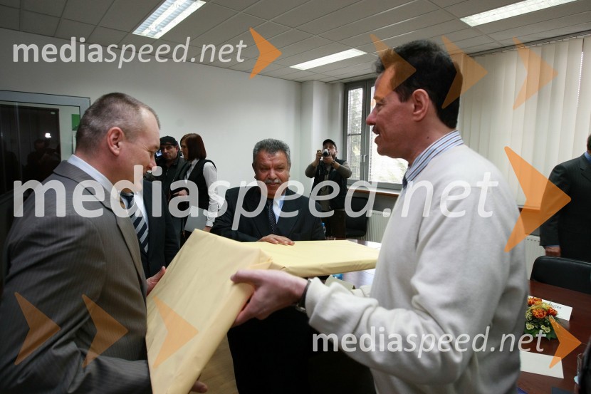 Franc Kangler, župan Maribora, Mohamed Awadalla, direktor Baracatco d.o.o. in Fared J. Al Harazi, direktor korporacije Al AmadPodpis pogodbe o dobavi avtobusov v Savdsko Arabijo