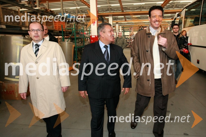 Dr. Dušan Mežnar, direktor Tovarne vozil Maribor d.o.o., Mohamed Awadalla, direktor Baracatco d.o.o. in Fared J. Al Harazi, direktor korporacije Al AmadPodpis pogodbe o dobavi avtobusov v Savdsko Arabijo