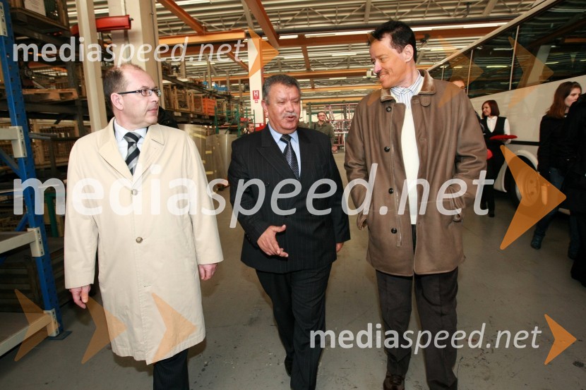 Dr. Dušan Mežnar, direktor Tovarne vozil Maribor d.o.o., Mohamed Awadalla, direktor Baracatco d.o.o. in Fared J. Al Harazi, direktor korporacije Al AmadPodpis pogodbe o dobavi avtobusov v Savdsko Arabijo
