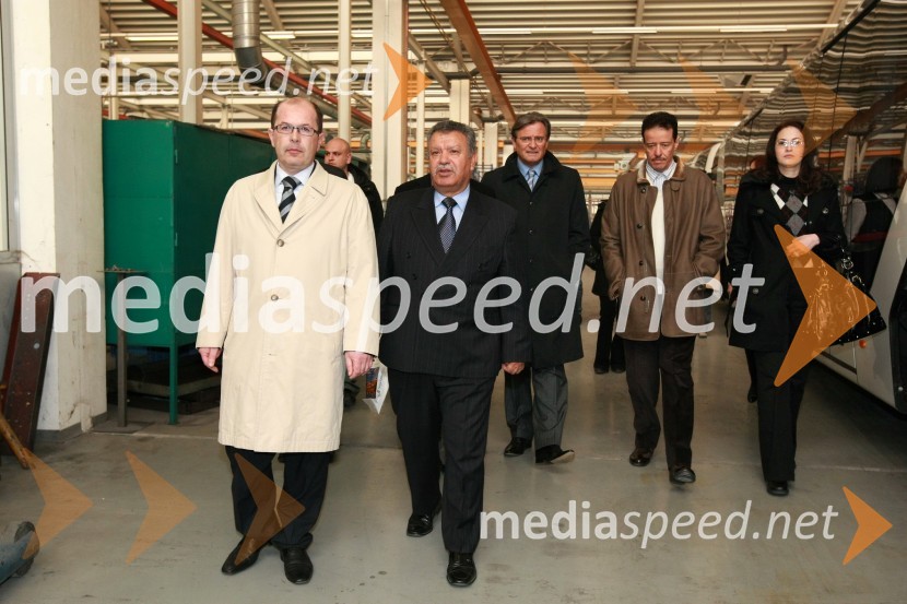 Dr. Dušan Mežnar, direktor Tovarne vozil Maribor d.o.o., Mohamed Awadalla, direktor Baracatco d.o.o., Zdenko Pavček, predsednik upravnega odbora Skupine Viator&Vektor, Fared J. Al Harazi, direktor korporacije Al Amad in ...Podpis pogodbe o dobavi avtobusov v Savdsko Arabijo