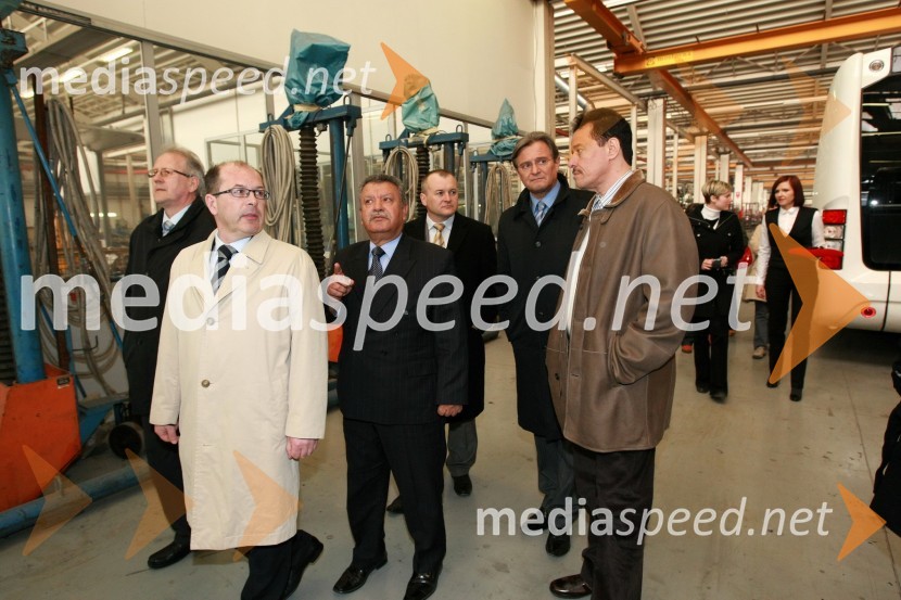Dr. Milan Švajger, direktor podjetja Sistemska tehnika d.o.o., dr. Dušan Mežnar, direktor Tovarne vozil Maribor d.o.o., Mohamed Awadalla, direktor Baracatco d.o.o., Franc Kangler, župan Maribora, Zdenko Pavček, predsednik upravnega odbora Skupine Viator&Vektor in  Fared J. Al Harazi, direktor korporacije Al AmadPodpis pogodbe o dobavi avtobusov v Savdsko Arabijo
