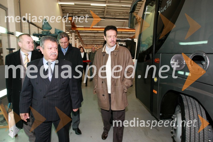 Franc Kangler, župan Maribora, Mohamed Awadalla, direktor Baracatco d.o.o., Zdenko Pavček, predsednik upravnega odbora Skupine Viator&Vektor in  Fared J. Al Harazi, direktor korporacije Al AmadPodpis pogodbe o dobavi avtobusov v Savdsko Arabijo