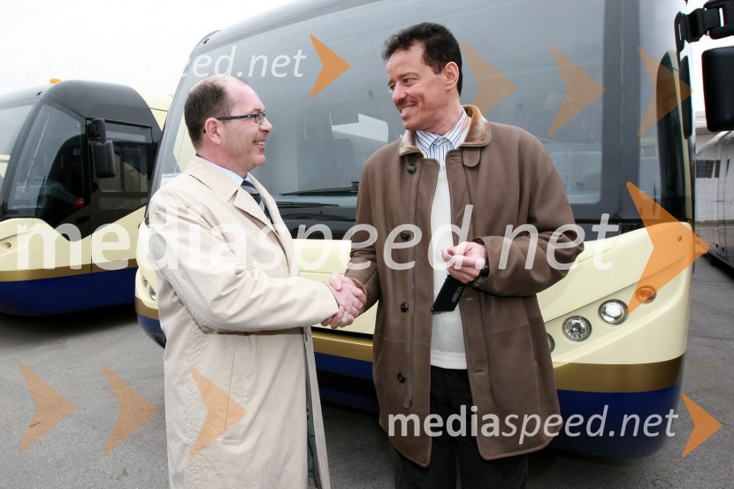 Dr. Dušan Mežnar, direktor Tovarne vozil Maribor d.o.o. in Fared J. Al Harazi, direktor korporacije Al AmadPodpis pogodbe o dobavi avtobusov v Savdsko Arabijo