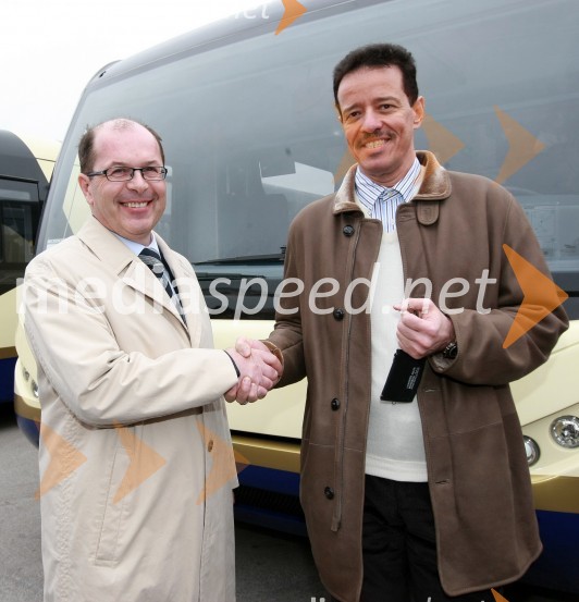 Dr. Dušan Mežnar, direktor Tovarne vozil Maribor d.o.o. in Fared J. Al Harazi, direktor korporacije Al AmadPodpis pogodbe o dobavi avtobusov v Savdsko Arabijo