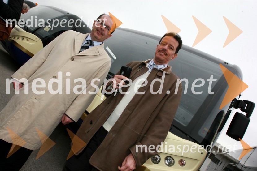 Dr. Dušan Mežnar, direktor Tovarne vozil Maribor d.o.o. in Fared J. Al Harazi, direktor korporacije Al AmadPodpis pogodbe o dobavi avtobusov v Savdsko Arabijo