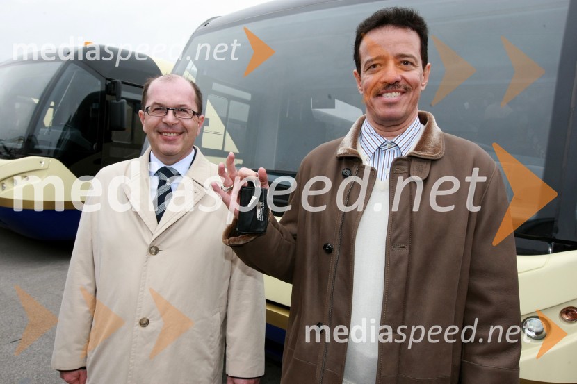 Dr. Dušan Mežnar, direktor Tovarne vozil Maribor d.o.o. in Fared J. Al Harazi, direktor korporacije Al AmadPodpis pogodbe o dobavi avtobusov v Savdsko Arabijo