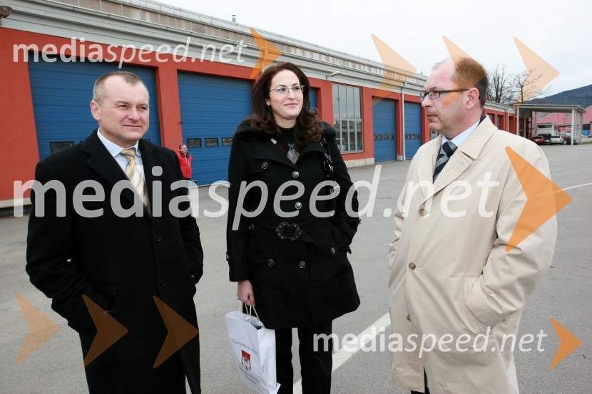 Franc Kangler, župan Maribora, ... in dr. Dušan Mežnar, direktor Tovarne vozil Maribor d.o.o.,Podpis pogodbe o dobavi avtobusov v Savdsko Arabijo