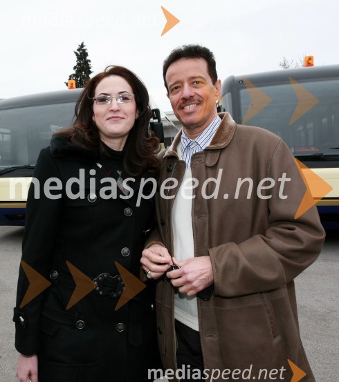 ... in Fared J. Al Harazi, direktor korporacije Al AmadPodpis pogodbe o dobavi avtobusov v Savdsko Arabijo