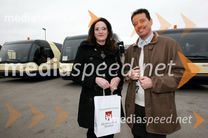 ... in Fared J. Al Harazi, direktor korporacije Al AmadPodpis pogodbe o dobavi avtobusov v Savdsko Arabijo