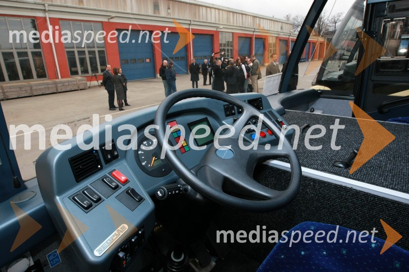 Notranjost avtobusaPodpis pogodbe o dobavi avtobusov v Savdsko Arabijo