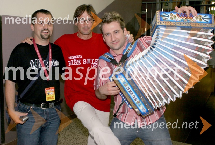 Dejan Vedlin, moderator Radia City in član tria Reporter Milan, Smiljan Kreže, organizator koncerta in Robert Goter, svetovni prvak v igranju na frajtonaricoKoncert Piše se leto 2005