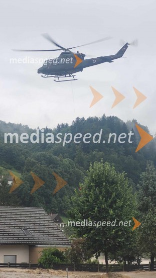 Gorski reševalci s posadko helikopterja Slovenske vojske rešili 4 ljudi iz hiše