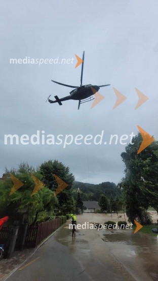 Gorski reševalci s posadko helikopterja Slovenske vojske rešili 4 ljudi iz hiše