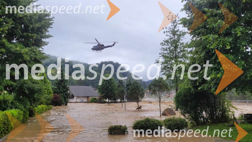 Gorski reševalci s posadko helikopterja Slovenske vojske rešili 4 ljudi iz hiše