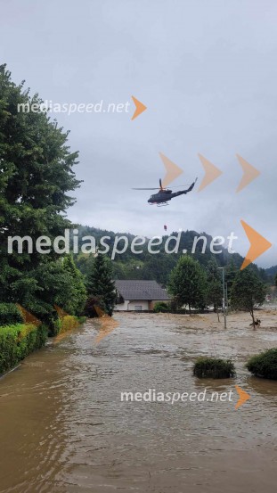 Gorski reševalci s posadko helikopterja Slovenske vojske rešili 4 ljudi iz hiše