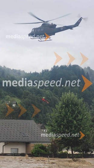 Gorski reševalci s posadko helikopterja Slovenske vojske rešili 4 ljudi iz hiše