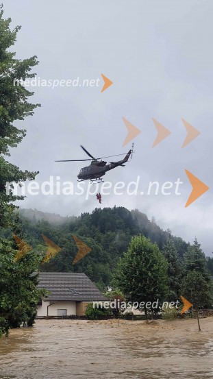 Gorski reševalci s posadko helikopterja Slovenske vojske rešili 4 ljudi iz hiše