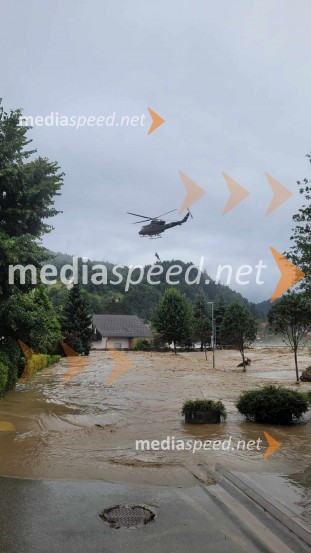 Gorski reševalci s posadko helikopterja Slovenske vojske rešili 4 ljudi iz hiše
