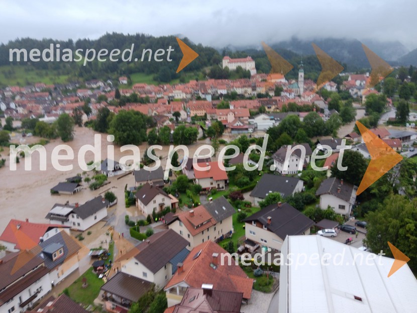 Gorski reševalci s posadko helikopterja Slovenske vojske rešili 4 ljudi iz hiše