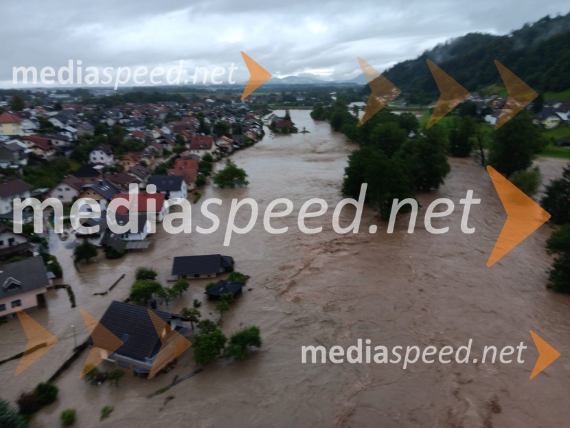 Gorski reševalci s posadko helikopterja Slovenske vojske rešili 4 ljudi iz hiše
