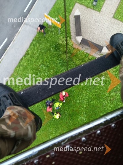 Gorski reševalci s posadko helikopterja Slovenske vojske rešili 4 ljudi iz hiše