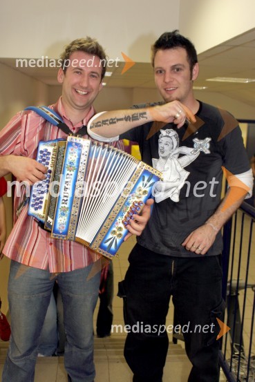 Robert Goter, svetovni prvak v igranju na frajtonarico in Tomi, skupina SidhartaKoncert Piše se leto 2005