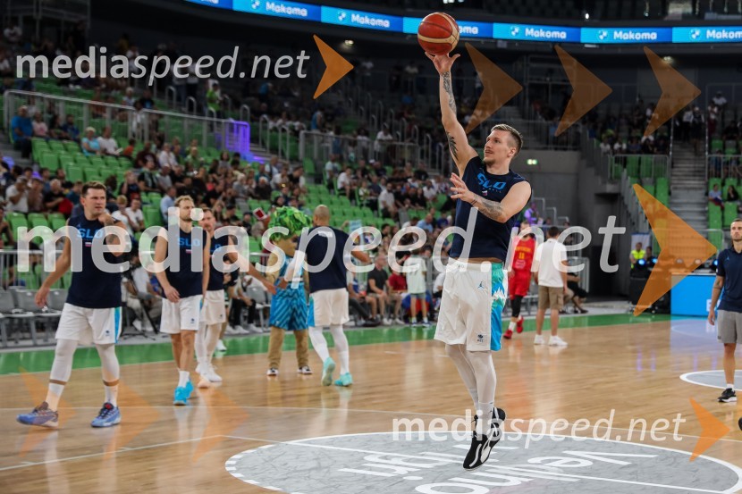  Gregor  Hrovat, košarkarDončić navdušil Stožice, Slovenija premagala Črno goro