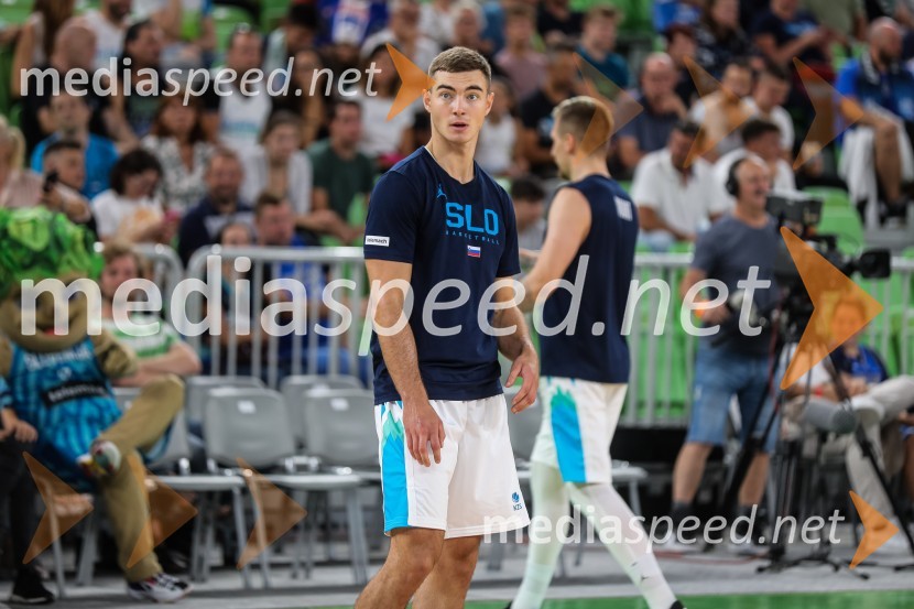  Žiga Samar, košarkarDončić navdušil Stožice, Slovenija premagala Črno goro