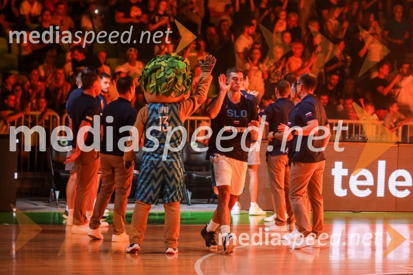  Žiga Samar, košarkarDončić navdušil Stožice, Slovenija premagala Črno goro